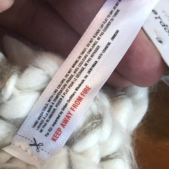 Free People Snow Castle Pom Pom Hat NWT - Picture 10 of 11